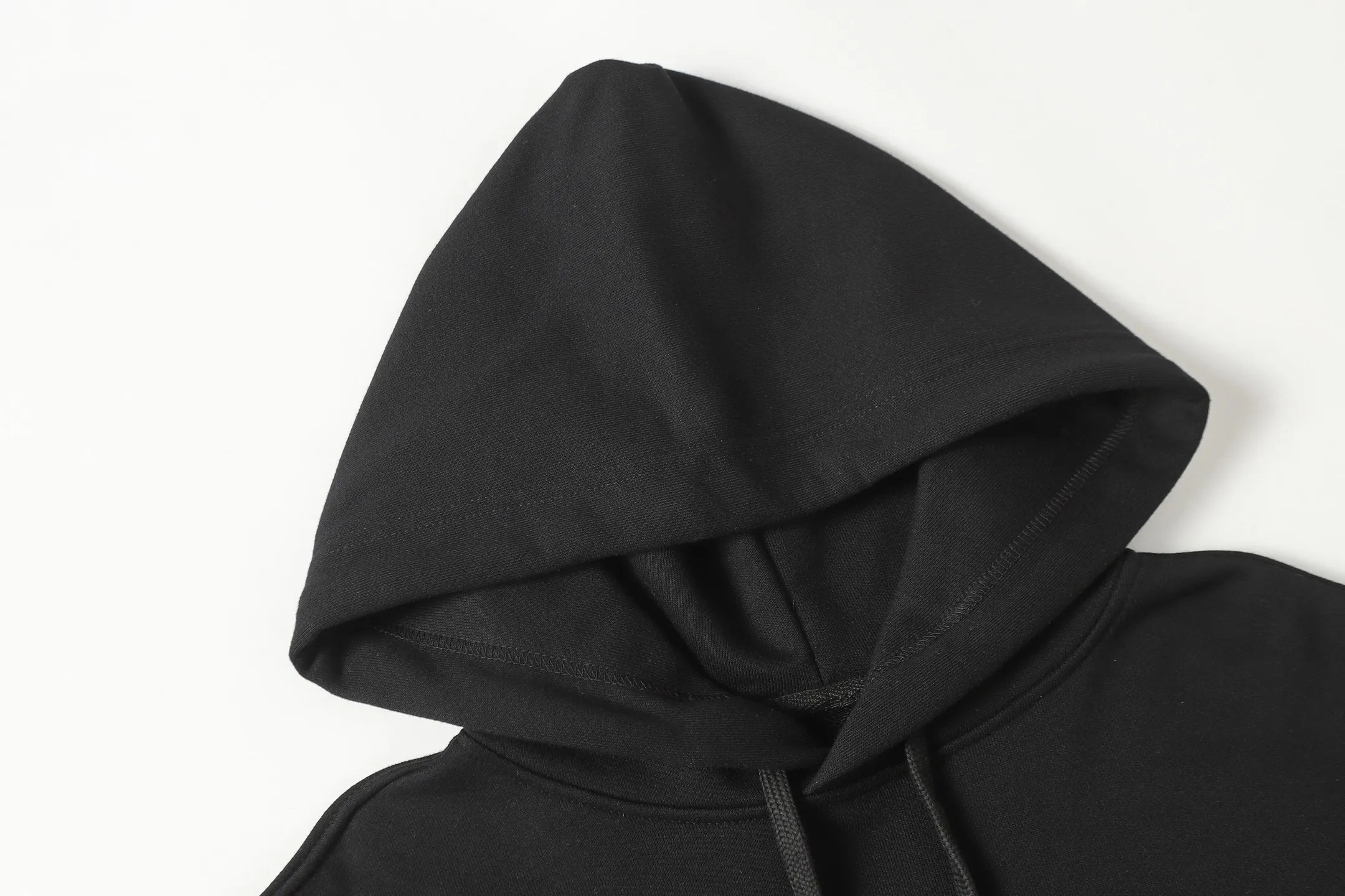 P240 3124 cross-border running quantity model. If you are pursuing quality, please do not place an order. -Chrome Hearts/Chrome Hearts colorful Sanskrit printed hooded sweatshirt -High weight, high density and high quality. The wool is soft, delicate and skin-friendly. It feels soft and silky. It has excellent warmth and skin-friendly properties. -Size: S M L XL